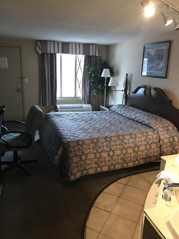 Home Town Inn Flint Room photo